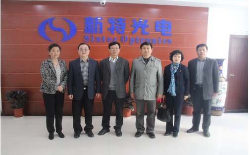 武漢市政協(xié)副主席黃衛(wèi)國調(diào)研新特光電