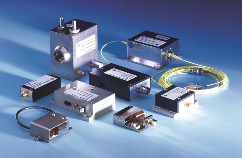 聲光器件與電光器件：聲光調(diào)制器、聲光偏轉(zhuǎn)器、聲光濾波器、聲光移頻器、Q開(kāi)關(guān)與Q驅(qū)動(dòng)等