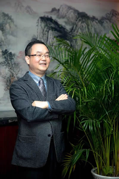 快過刀，準(zhǔn)超尺，亮勝光，激光正成為21世紀(jì)最為矚目的高新技術(shù)之一