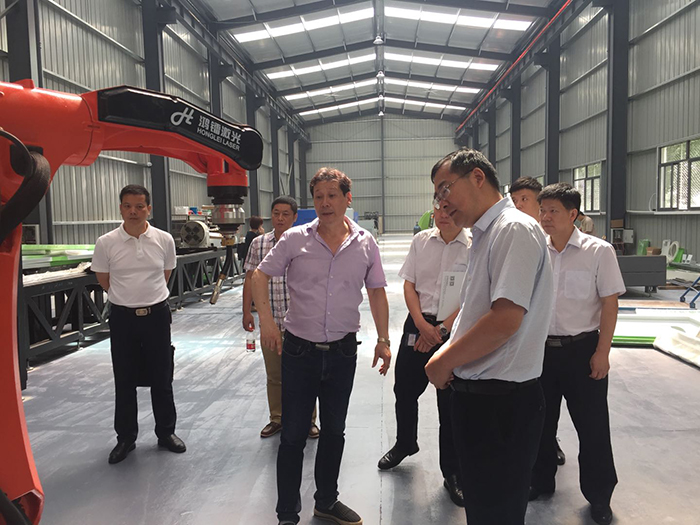 大冶市委常委、組織部長(zhǎng)秦遵懷同志一行蒞臨新特光電考察