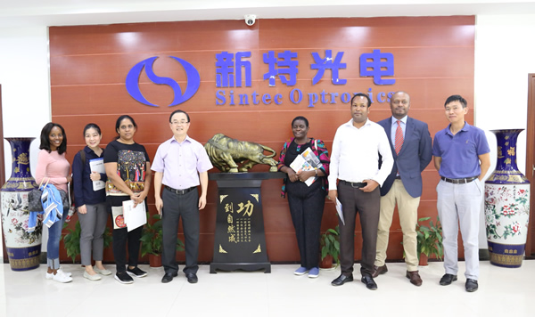 亞非八國(guó)政府官員和專家到訪新特光電