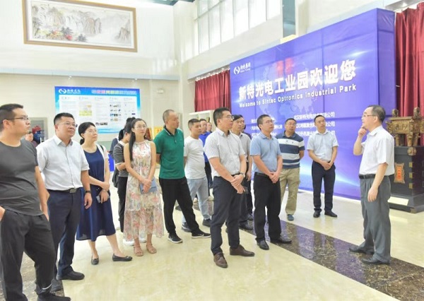 “恩施州金融人才能力提升第二期金融穩(wěn)定與發(fā)展專題研修班”學員參觀新特光電工業(yè)園