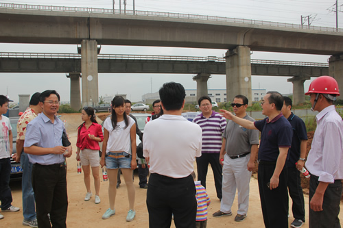 湖北歐美同學(xué)會理事參觀新特光電工業(yè)園工地