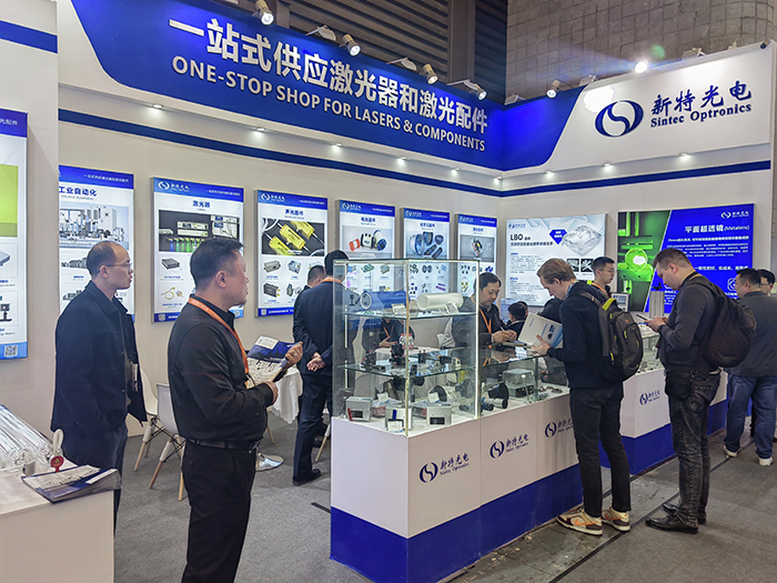 新特光電工作人員態(tài)度熱情、專業(yè)、耐心地向觀眾們講解產(chǎn)品的性能參數(shù)