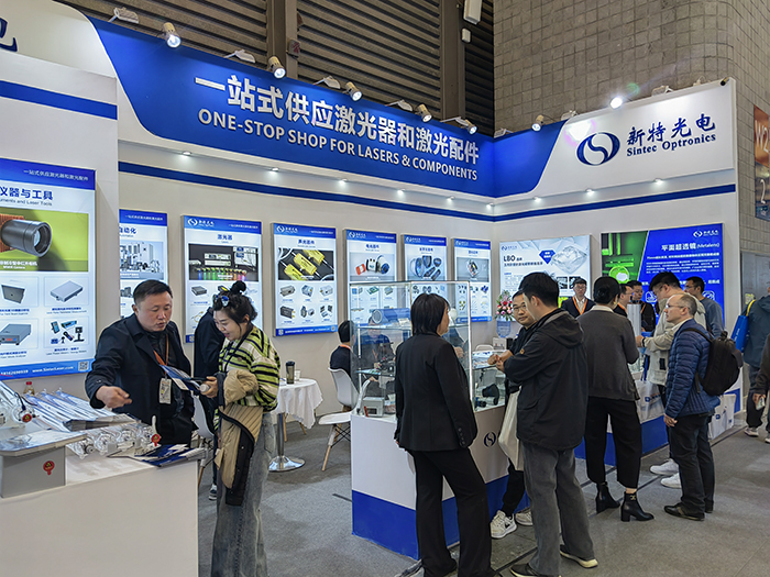 新特光電工作人員態(tài)度熱情、專業(yè)、耐心地向觀眾們講解產(chǎn)品的性能參數(shù)