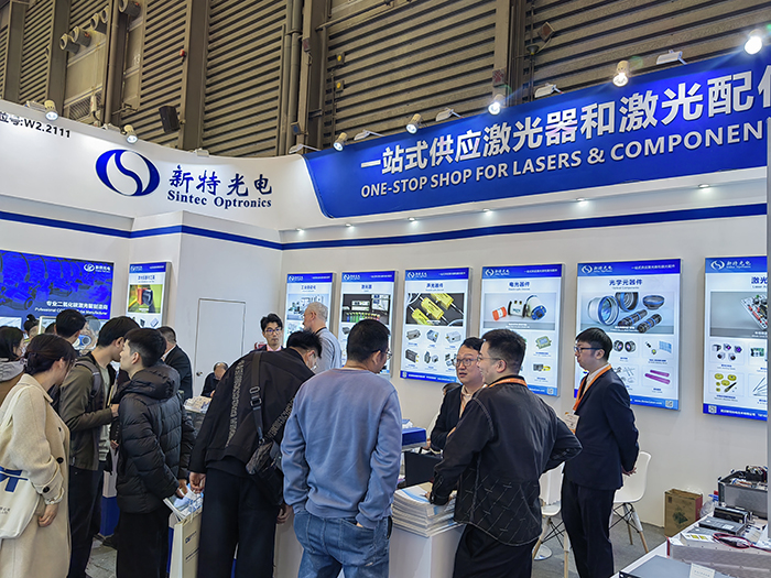 新特光電工作人員態(tài)度熱情、專業(yè)、耐心地向觀眾們講解產(chǎn)品的性能參數(shù)